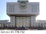 Фундаментальная библиотека МГУ на Ломоносовском проспекте, Москва. Building of Moscow State University library in Lomonosovksy prospect. Sunny summer view. (2021 год). Редакционное фото, фотограф Александр Кузнецов / Фотобанк Лори
