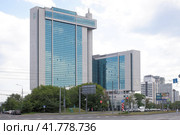 Головной офис банка Сбер, проспект 60-летия Октября, Москва. Headquarters of Sber commercial bank in Vavilov street. Cloudy summer view. (2022 год). Редакционное фото, фотограф Александр Кузнецов / Фотобанк Лори