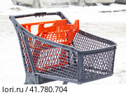 Shopping cart for outdoor shopping in the snow. Стоковое фото, фотограф Аксенова Вера / Фотобанк Лори