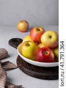 Beautiful ripe apples on a plate. Selective focus. Стоковое фото, фотограф Ольга Губская / Фотобанк Лори