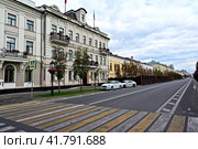 Город Казань. Пешеходный переход возле Казанской городской Думы. Кремлевская улица, дом 3 (2023 год). Редакционное фото, фотограф Александр Тараканов / Фотобанк Лори