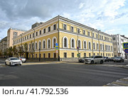 Город Казань. Здание на пересечение улиц Кави Наджми 17 и Кремлёвской 23.  Республика Татарстан. Россия (2023 год). Редакционное фото, фотограф Александр Тараканов / Фотобанк Лори