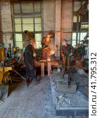 Three smelters pouring a mold. Стоковое фото, фотограф Дмитрий Голуб / Фотобанк Лори