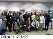 Групповой снимок на открытии фотовыставки в Балашихинской картинной галереи (2023 год). Редакционное фото, фотограф Дмитрий Неумоин / Фотобанк Лори