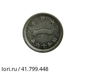 Аверс старинной монеты Японии 1 сен 1941 года на черном фоне. Obverse of old Japan coin 1 sen 1941 with inscription meaning JAPAN 1941 YEAR, isolated in black background. 4k video. Стоковое фото, фотограф Александр Кузнецов / Фотобанк Лори