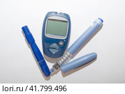 Шприц инсулина для инъекций, прибор для измерения сахара и ручка для прокалывания на белом фоне. Стоковое фото, фотограф Елена Бобкова / Фотобанк Лори