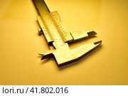 caliper mesure equipment scale engeneering micrometer precision yellow light. Стоковое фото, фотограф Andreas Muth-Hegener / Фотобанк Лори