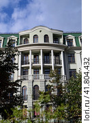 Город Казань. Фасад дома по улице Дзержинского, 11А. Парк "Черное озеро" (2023 год). Редакционное фото, фотограф Александр Тараканов / Фотобанк Лори