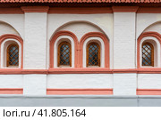 Окно корпуса наместнических келий. Иверский монастырь (2018 год). Стоковое фото, фотограф Александр Щепин / Фотобанк Лори
