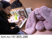 Писательница Анна Гришина подписывает свои книги для читателей на международной ярмарке интеллектуальной литературы Non/fiction в Гостином дворе города Москвы, Россия (2023 год). Редакционное фото, фотограф Николай Винокуров / Фотобанк Лори