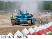Танк Т-72Б3 команды Республики Абхазия на трассе танкового биатлона. Международные военные игры, Алабино (2022 год). Редакционное фото, фотограф Виктор Карасев / Фотобанк Лори
