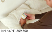 A torn pillow with US dollars. The money is hidden in a stash in the pillow. Стоковое видео, видеограф Андрей Журавлев / Фотобанк Лори