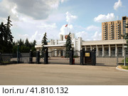 Посольство КНДР в РФ, улица Мосфильмовская, Москва. Building and fence of North Korean Embassy in Russia in Mosfilmovskaya street. Sunny summer view. Стоковое фото, фотограф Александр Кузнецов / Фотобанк Лори