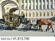 Прогулка в конном экипаже по центру Санкт-Петербурга (2017 год). Редакционное фото, фотограф Сергей Елизарьев / Фотобанк Лори