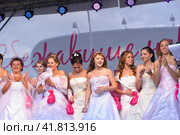 Parade of the Bride, Cosmopolitan festival "The Riding Brides", an all-Russian action that takes place simultaneously in many Russian cities (2011 год). Редакционное фото, фотограф Анна Кривицкая / Фотобанк Лори