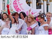Parade of the Bride, Cosmopolitan festival "The Riding Brides", an all-Russian action that takes place simultaneously in many Russian cities (2011 год). Редакционное фото, фотограф Анна Кривицкая / Фотобанк Лори