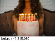 Торт с горящими свечами. Девушка задувает свечки на торте. Торт на День Рождения. Cake with burning candles. The girl blows out the candles on the cake. Birthday cake. Стоковое фото, фотограф Ольга Митряева / Фотобанк Лори