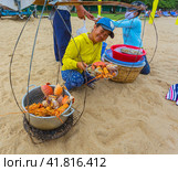 Sale of cooked seafood on the beach in Nha Trang (2014 год). Редакционное фото, фотограф Олег Жуков / Фотобанк Лори