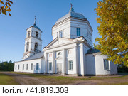 Старинная церковь Знамение иконы Божией Матери (1771г.) солнечным октябрьским днем. Тихвин. Ленинградская область (2023 год). Стоковое фото, фотограф Виктор Карасев / Фотобанк Лори
