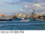 Вид с моря на город Паттайю, возле пирса Бали Хай, Таиланд (2023 год). Редакционное фото, фотограф Римма Тельнова / Фотобанк Лори