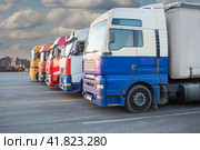 Trucks parked in a row. Стоковое фото, фотограф Юрий Бизгаймер / Фотобанк Лори
