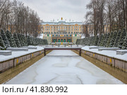 Большой дворец и фонтан "Самсон". Петродворец (Санкт-Петербург) (2022 год). Редакционное фото, фотограф Анна Карасева / Фотобанк Лори