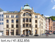 Bank Sparkasse at Promenade in Karlovy Vary. Czech republic (2018 год). Редакционное фото, фотограф Belikart / Фотобанк Лори