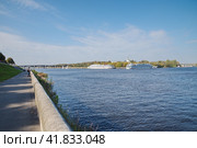Вид с набережной Степана Разина на Нововолжский мост через Волгу и круизные теплоходы на причале речного вокзала. Город Тверь, Россия (2023 год). Редакционное фото, фотограф Елена Коромыслова / Фотобанк Лори