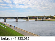 Осенний вид на набережную Степана Разина и Нововолжский мост через Волгу. Город Тверь, Россия (2023 год). Стоковое фото, фотограф Елена Коромыслова / Фотобанк Лори