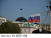 Два флага Российской Федерации: на фрегате Благодать и Здании полпреда президента РФ (Дворец великого князя Николая Николаевича) (2023 год). Стоковое фото, фотограф Алла Котова / Фотобанк Лори