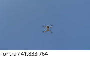 The pilot of the quadcopter controls the quadcopter. Стоковое видео, видеограф Igor Skripachev / Фотобанк Лори