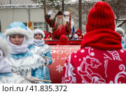 Соок Ирей (Тувинский Дед Мороз) и Кодзыд Поль (Дед Мороз Республики Коми) во время праздничного шествия на территории выставочного комплекса ВДНХ в городе Москве, Россия (2023 год). Редакционное фото, фотограф Николай Винокуров / Фотобанк Лори