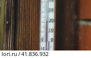 The old mercury temperature against the wooden window frame shows 22 degrees Celsius. Стоковое видео, видеограф Воловодов Владимир / Фотобанк Лори