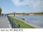 Осенний вид на набережную Михаила Ярославича и Староволжский мост через Волгу. Тверь, Россия (2023 год). Редакционное фото, фотограф Елена Коромыслова / Фотобанк Лори