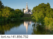 View of the Church of Cosmas and Damian on Yarunova Hill (Kozmodemyanskaya Church) on the bank of the Kamenka River on a sunny summer day, Suzdal, Vladimir region, Russia. Стоковое фото, фотограф Ula Ulachka / Фотобанк Лори