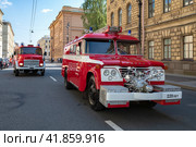 Пожарные ретроавтомобили Mercedes-Benz 1113 и Fargo D500 на Милионной улице. Подготовка к празднованию 220-летия пожарной охраны Санкт-Петербурга (2023 год). Редакционное фото, фотограф Виктор Карасев / Фотобанк Лори
