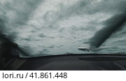 Wiper blades clean the windshield of the car. Slow motion. Стоковое видео, видеограф Ярославский Максим / Фотобанк Лори