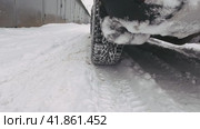 A man in jeans gets into a crossover and drives off with a slip on a snowy winter road. Стоковое видео, видеограф Ярославский Максим / Фотобанк Лори