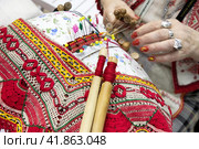 Крупным планом мастерица ткет михайловское кружево в городе Москве, Россия (2023 год). Редакционное фото, фотограф Николай Винокуров / Фотобанк Лори