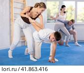 Couples self-defense training - a woman learns to seize power against male attacker. Стоковое фото, фотограф Яков Филимонов / Фотобанк Лори