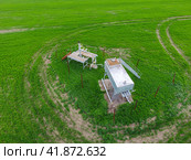 Equipment of an oil well. A tank with methanol near the oil well. Shutoff valves and service equipment. Стоковое фото, фотограф Леонид Еремейчук / Фотобанк Лори