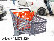 Shopping cart for outdoor shopping in the snow. Стоковое фото, фотограф Аксенова Вера / Фотобанк Лори