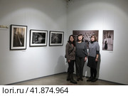 Сотрудники Всероссийского музея декоративно-прикладного и народного искусства на фотовыставке "История повседневности"  Балашиха 2023. Редакционное фото, фотограф Дмитрий Неумоин / Фотобанк Лори