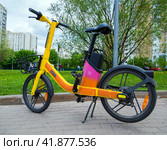Электровелосипед сервиса шерринга WHOOSH стоит у края тротуара (2023 год). Редакционное фото, фотограф Вячеслав Палес / Фотобанк Лори