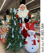 Christmas tree decorated with Israeli flags and balls, Santa Claus and snowman in the store (2023 год). Редакционное фото, фотограф Irina Opachevsky / Фотобанк Лори