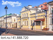Желтый особняк, сыроварня и кафе, Большая Никитская улица, Москва (2021 год). Редакционное фото, фотограф Baturina Yuliya / Фотобанк Лори