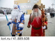Соок Ирей (Тувинский Дед Мороз) и Кодзыд Поль (Дед Мороз Республики Коми) во время праздничного шествия на территории выставочного комплекса ВДНХ в городе Москве, Россия (2023 год). Редакционное фото, фотограф Николай Винокуров / Фотобанк Лори
