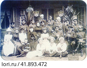 Семья императора Александра III. Пятый слева в третьем ряду- наследник цесаревич и великий князь Николай Александрович, будущий император Николай II. 1892 год. Редакционное фото, фотограф Сергей Елизарьев / Фотобанк Лори
