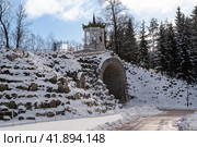 View of the arch "Big Caprice" over the Podkaprizovaya road in the Alexander Park of Tsarskoye Selo on a sunny winter day, Pushkin, St. Petersburg, Russia. Стоковое фото, фотограф Ula Ulachka / Фотобанк Лори