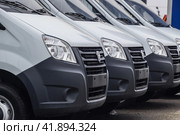 Gazelle cars in a car market are in a row. (2019 год). Редакционное фото, фотограф Леонид Еремейчук / Фотобанк Лори
